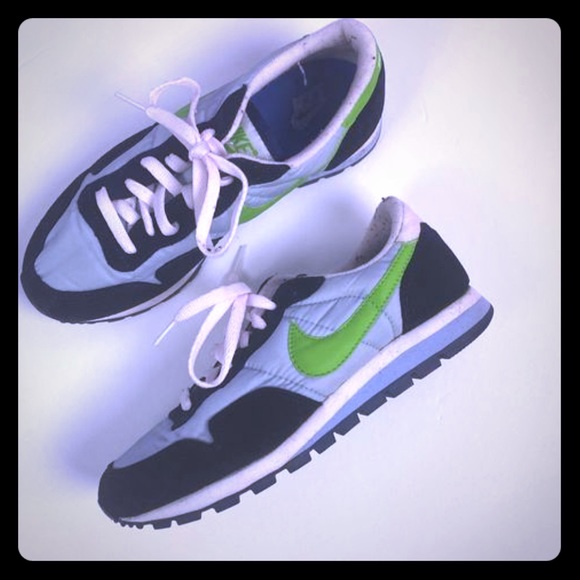 Nike Shoes - Women’s Nike sneakers size 6